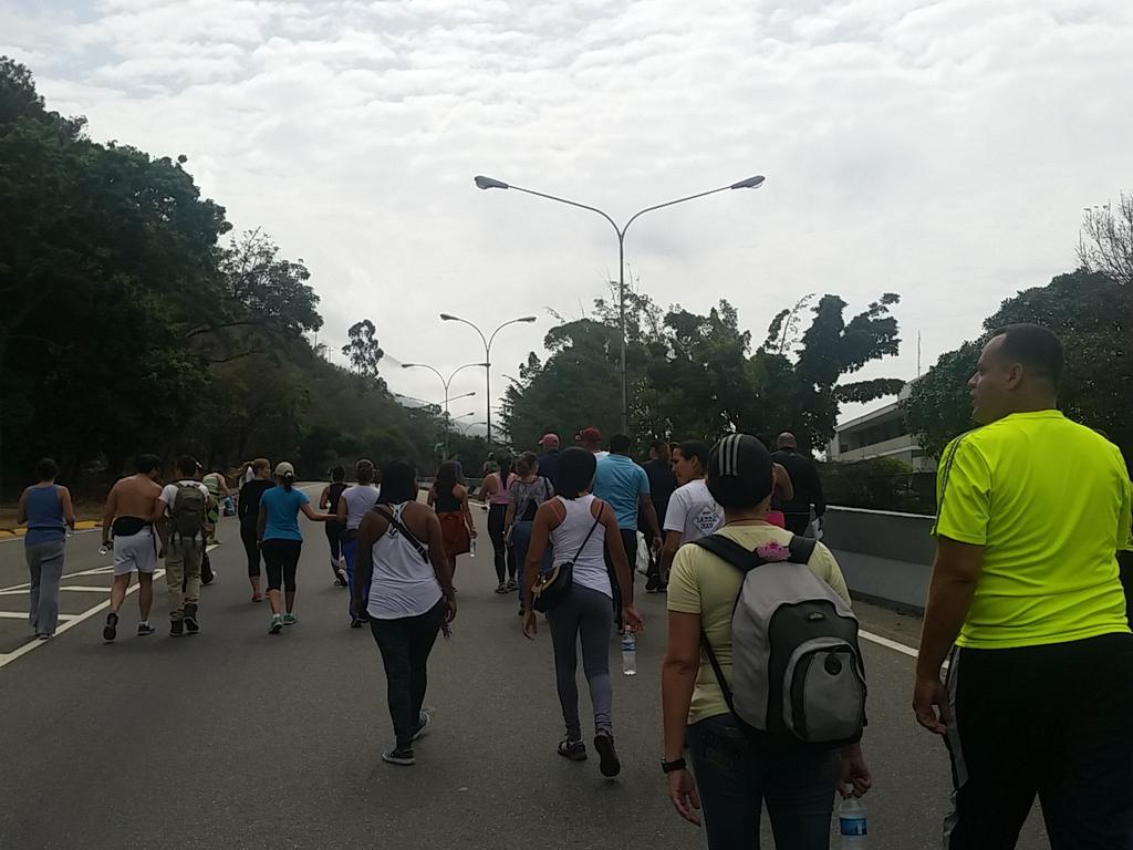 SContrerasB's tweet photo. Policías y familiares marchan por la Cota Mil en contra de la delincuencia que los diezma día a día SIN DOLIENTES http://t.co/FfRI34yX8V