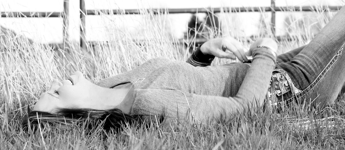 CowgirlDreamsCo's tweet photo. Sometimes you just have to lay it down. In a roundpen. And laugh.
#happyplace #barnfun #whereIfeelatpeace http://t.co/x8U23pSzx1