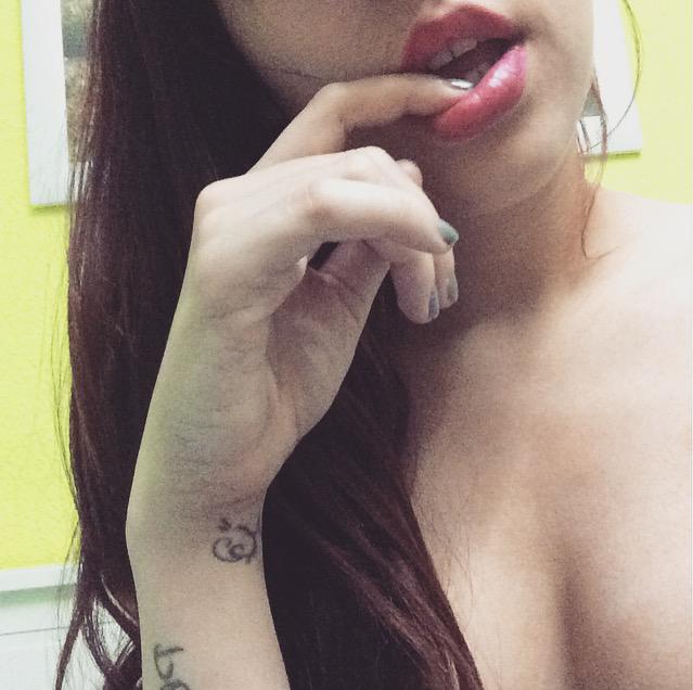 wikimeniques's tweet photo. Qué puta preciosidad de meñique ♡ http://t.co/BLJtiNyv4W