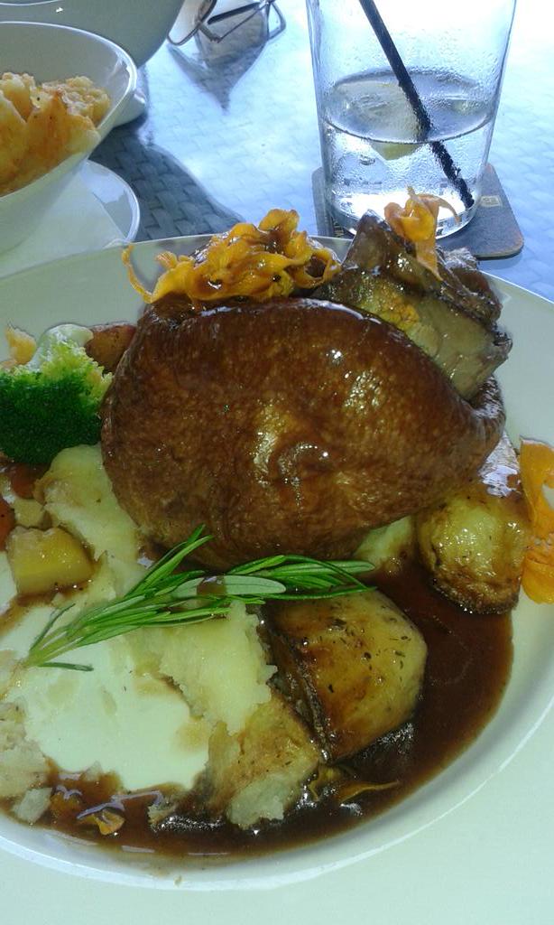 Kimber_p3's tweet photo. Gorgeous dinner!! @SlainteBanus absolutely stuffed!! http://t.co/75AQLn1ATS