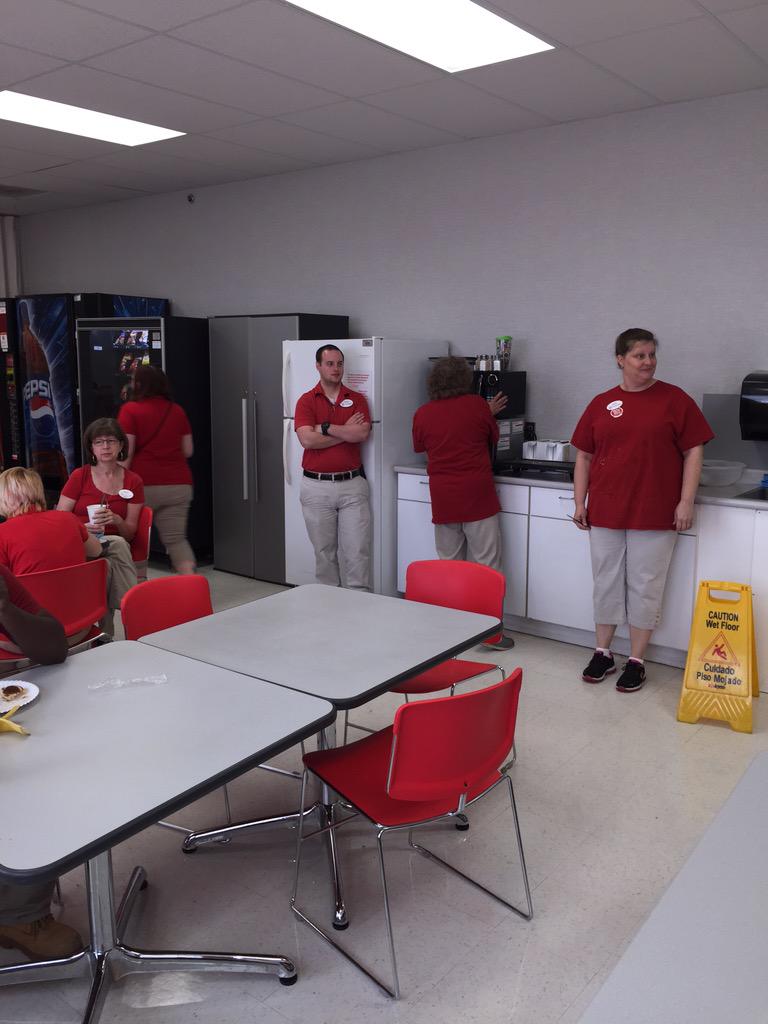 jenniferasmith3's tweet photo. Early morning team pancake breakfast! #bestteamever #flipping pancakes #T1861
@scholer_r @lv_huff @KevinWolfe88 http://t.co/pFk9RbV9GS