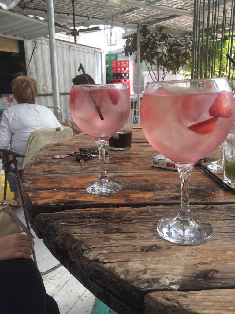 Tomando una copita de domingueo con mi <a href="/93Meeri/">Meri</a> en <a href="/MercVictoria/">Mercado Victoria</a>