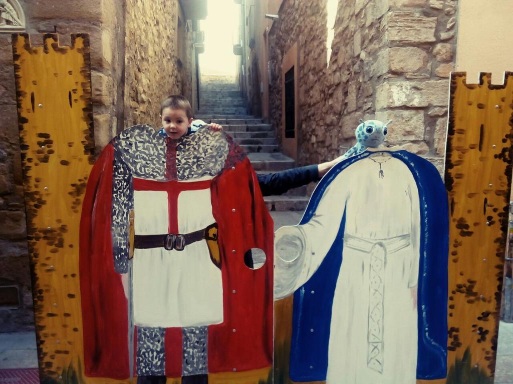 txuscostalagoth's tweet photo. Al #mmontblancmedieval amb la princesa #biribiri del #clubsuper3 http://t.co/V9l15EMHrs