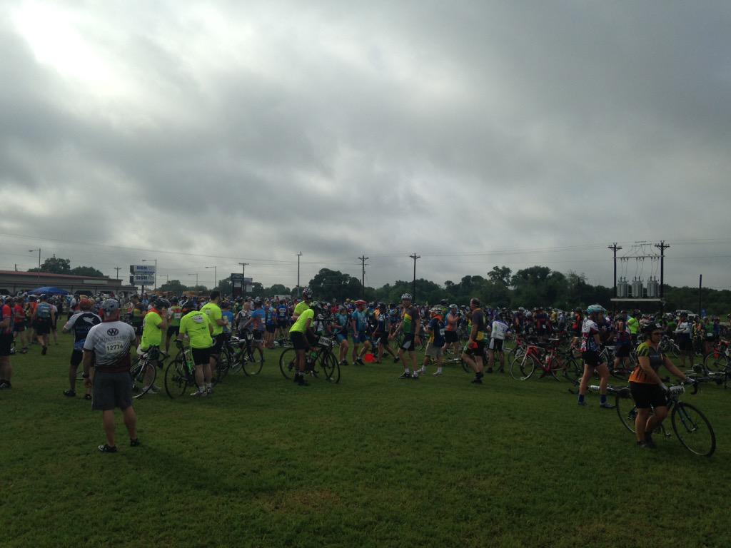 KeithTomshe's tweet photo. #dedication Always on the job at KHOU! Nice day to ride in the #MS150 or 70ish this year. #khou11 #Bucess. http://t.co/pKdeAdrTPA