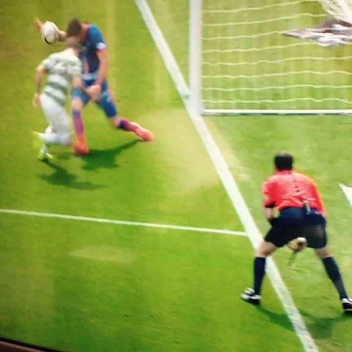 MattClarkBoxing's tweet image. Congrats to ICT but what is the guy in Orange &amp;amp; Black looking at? #HonestMistakes @CelticChuck67 @ReeceUTLR