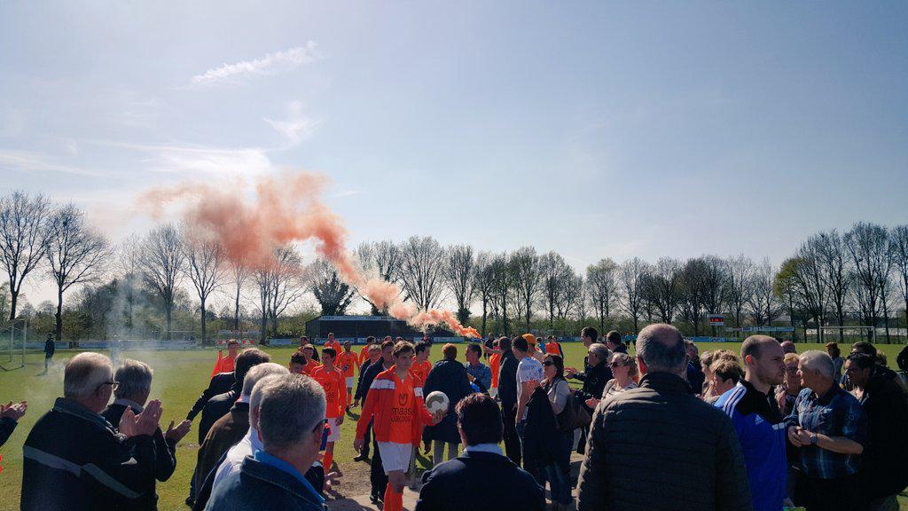 Een mooi eerbetoon aan de spelers, zoals het hoort! #mbarmy