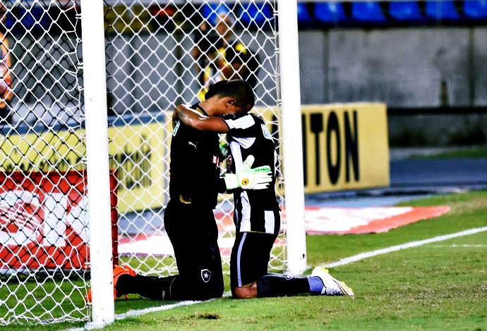 FalandoBotafogo's tweet photo. O grande herói da partida!!! http://t.co/K8k2bQYOWR