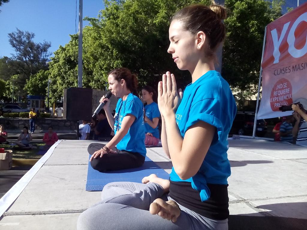 federacionyoga's tweet photo. Disfrutando #YOGAGDL con Angie Flores @muralcom @Milenio @gdlenbici  @Notimex @ArboldelYoga @puntoyoga http://t.co/qNbzdTPYt8