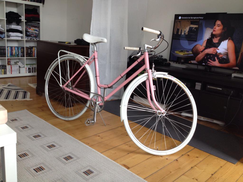 pilnojs's tweet photo. #velo #pink my new pinkiwinkii #bestgiftever <3 http://t.co/snfqyMkOVM
