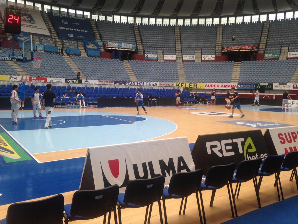 CampusDosmasUno's tweet photo. Hoy estamos en Illumbe apoyando al @gipuzkoabasket . ¡Los jugadores ya calientan! #CompromisoGBC http://t.co/NdSaCAjkx1