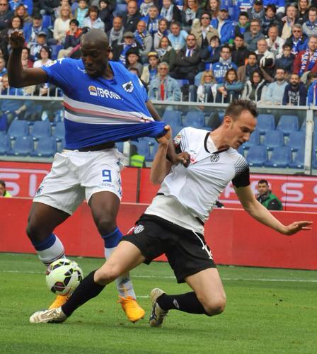 #SampCesena Volta se quiere llevar la camiseta de Okaka. Stefanone chocó siempre contra el muro defensivo del Cesena