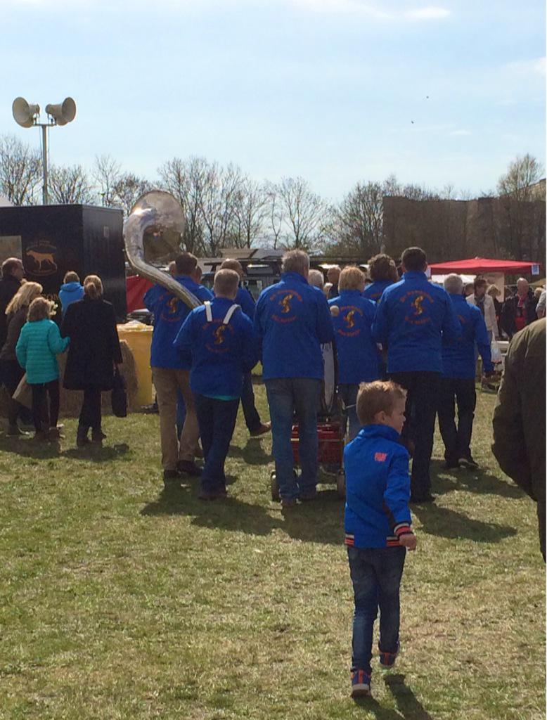 Jacqvandongen's tweet image. Mary Romar wordt uit &apos;n onderonsje met @RonIppen &apos;weggetrokken&apos; door de @knorhanen voor een dik verdiende huldiging.