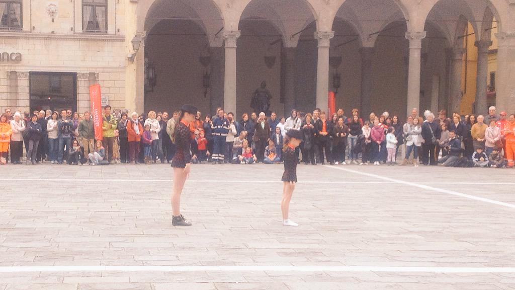 VolontariatOggi's tweet photo. Le acrobazie delle piccole grandi ginnaste bielorusse #FdV2015 http://t.co/WOQL7IxMoW
