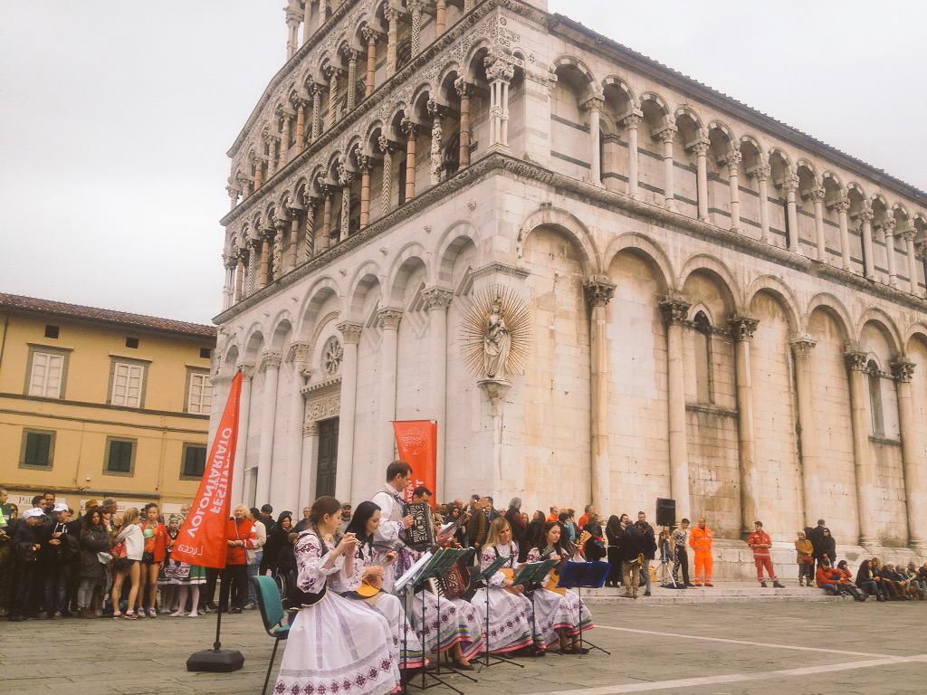 VolontariatOggi's tweet photo. Le acrobazie delle piccole grandi ginnaste bielorusse #FdV2015 http://t.co/WOQL7IxMoW