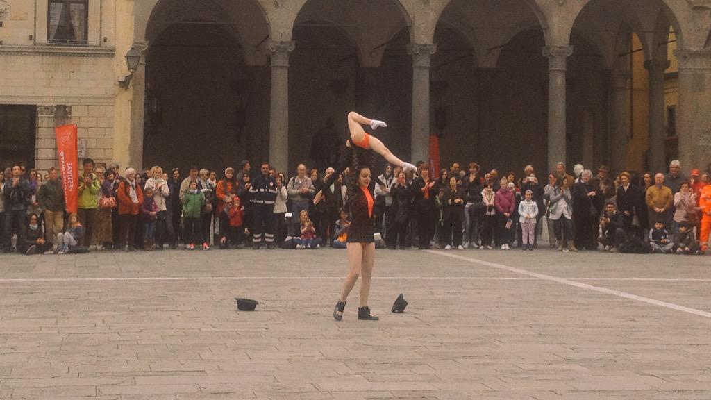 VolontariatOggi's tweet photo. Le acrobazie delle piccole grandi ginnaste bielorusse #FdV2015 http://t.co/WOQL7IxMoW