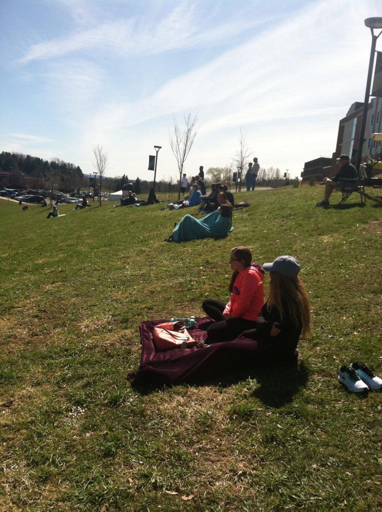 3maggiebrown's tweet photo. Only about 20-30 fans occupy the hill today, as opposed to yesterday's hearty crowd #CMM274 http://t.co/qMHCjc8hjt