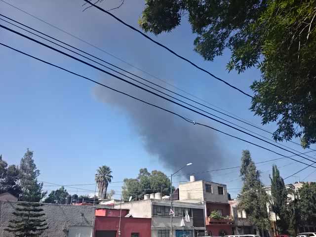 Así se ve el #incendio #ANAHUAC #DF desde aquí :-o
