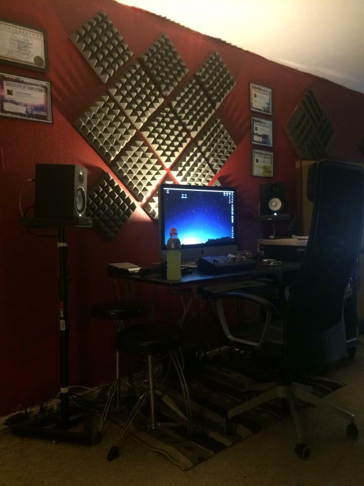 OneRoomSound's tweet photo. Having a good friend come in today. Work can be a good time all the time here at #OneRoomSound http://t.co/D7dMLxYpMO