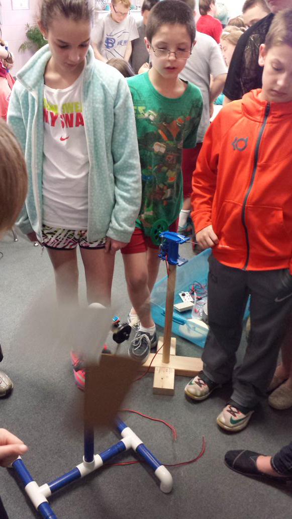 payson_grade5's tweet photo. Ag in the classroom learning about wind turbines! @paysonseymour http://t.co/bbfcMhsAKA