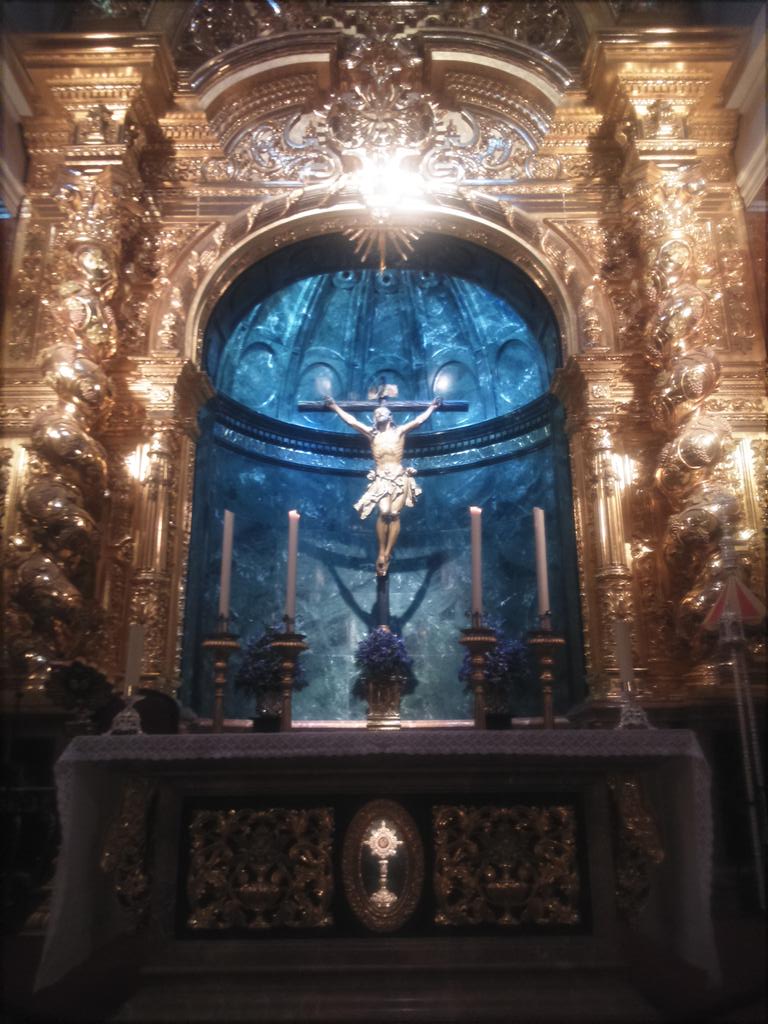 HdadCachorro's tweet photo. Cuando todo se acaba. El Cachorro regresa a su Altar. #TDSCofrade http://t.co/Z5YRkTHDL5