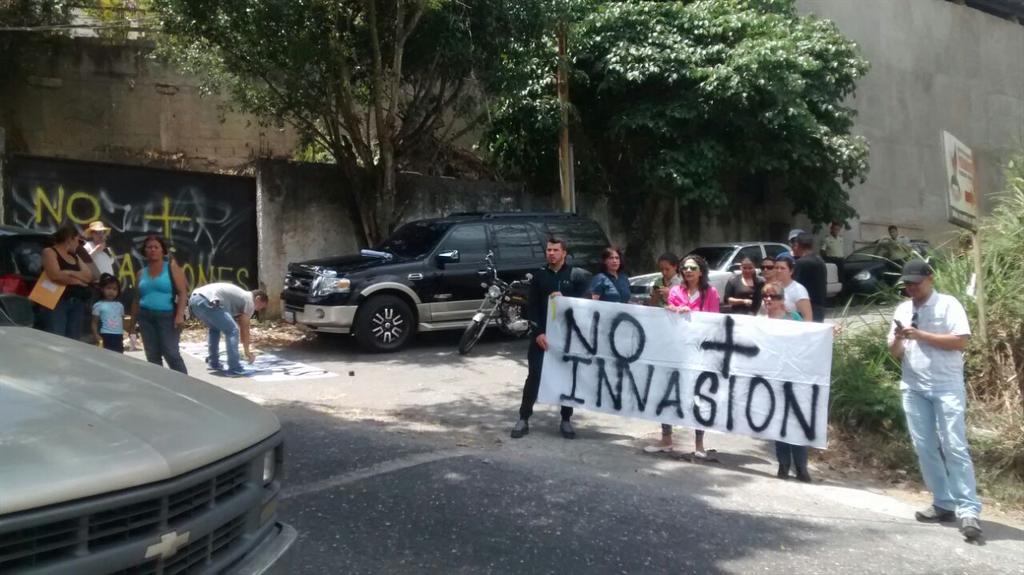 CPCaiza's tweet photo. @ParqueCaiza @DolarToday Vecinos y residentes de Caiza protestan por Las Invasiones  solicitando al #INTI Revocar CA http://t.co/hELLNTQJoT