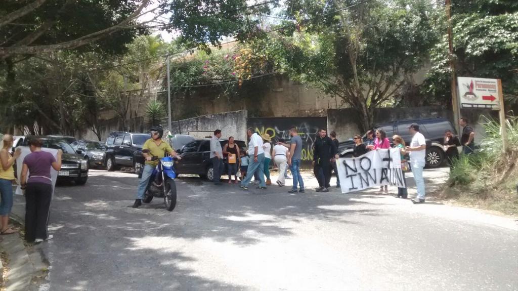 CPCaiza's tweet photo. @ParqueCaiza @DolarToday Vecinos y residentes de Caiza protestan por Las Invasiones  solicitando al #INTI Revocar CA http://t.co/hELLNTQJoT