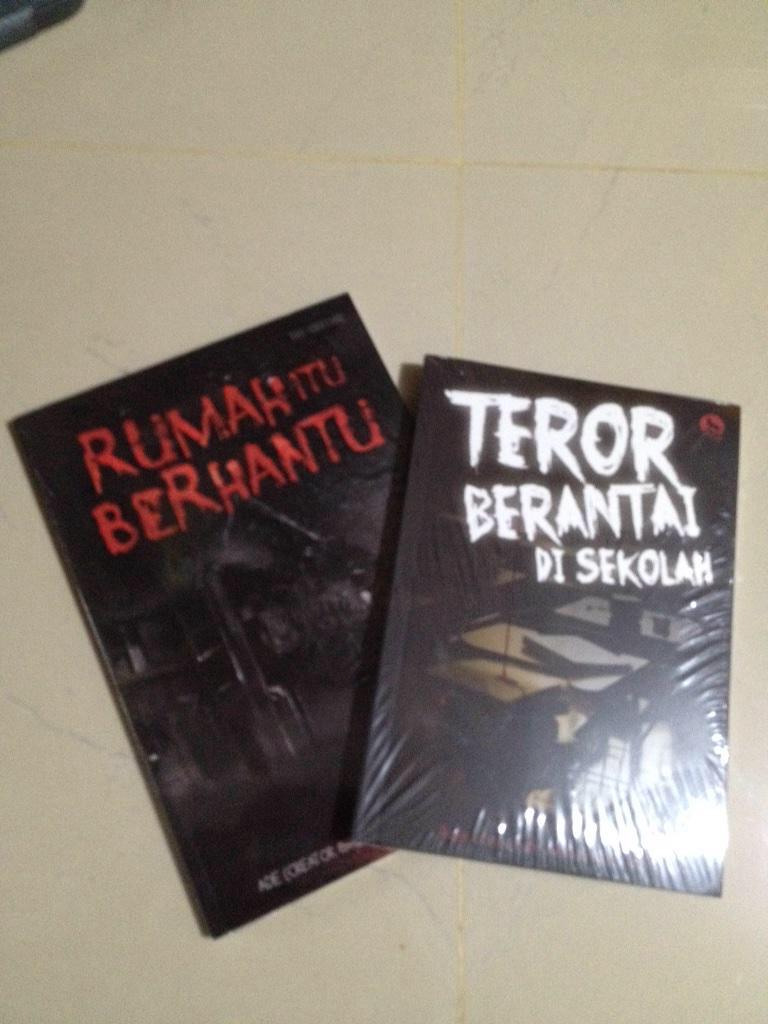 kisahhorror's tweet photo. Sambil nunggu #DeathonCamera ada baiknya kecengin buku teror berantai di sekolah dan komik rumah itu berhantu. http://t.co/6tAv2XEREJ