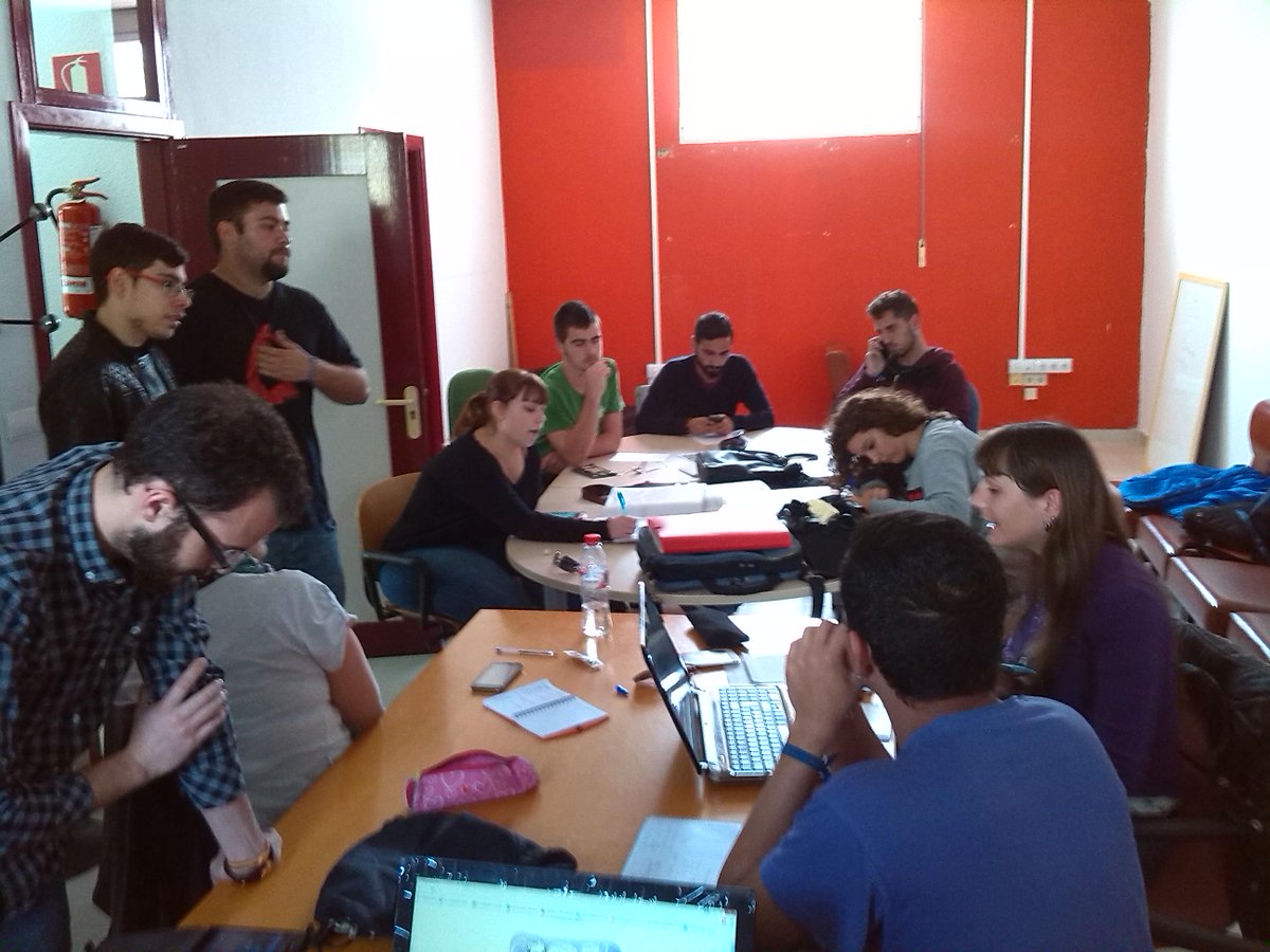 CARUHuelva's tweet photo. Trabajando en las Clases en la Calle el Martes 28 de Abril contra el 3+2. ¡Conciencia y acerca la UHU a la calle! http://t.co/pnkQvXyMRW