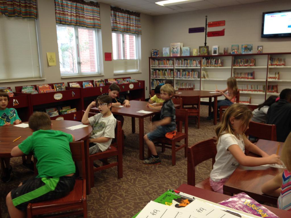 LESlibrary's tweet photo. 2nd grd celebrate poetry month writing 5 senses poems with similes. #MCLA #LegacyElement http://t.co/iFwFpc0pMy