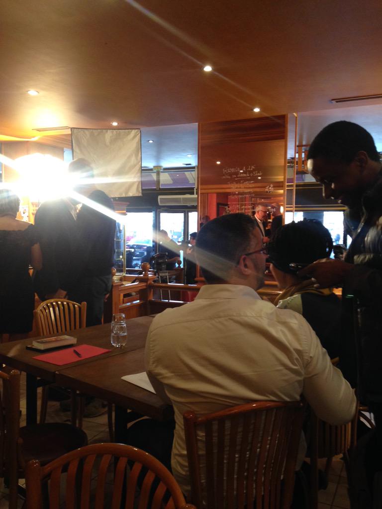 NoahJong_F's tweet photo. En direct de la brasserie #LeMurat où @fleurpellerin vient d'arriver pour le #BondyBlogCafé http://t.co/X41xKE3p6t