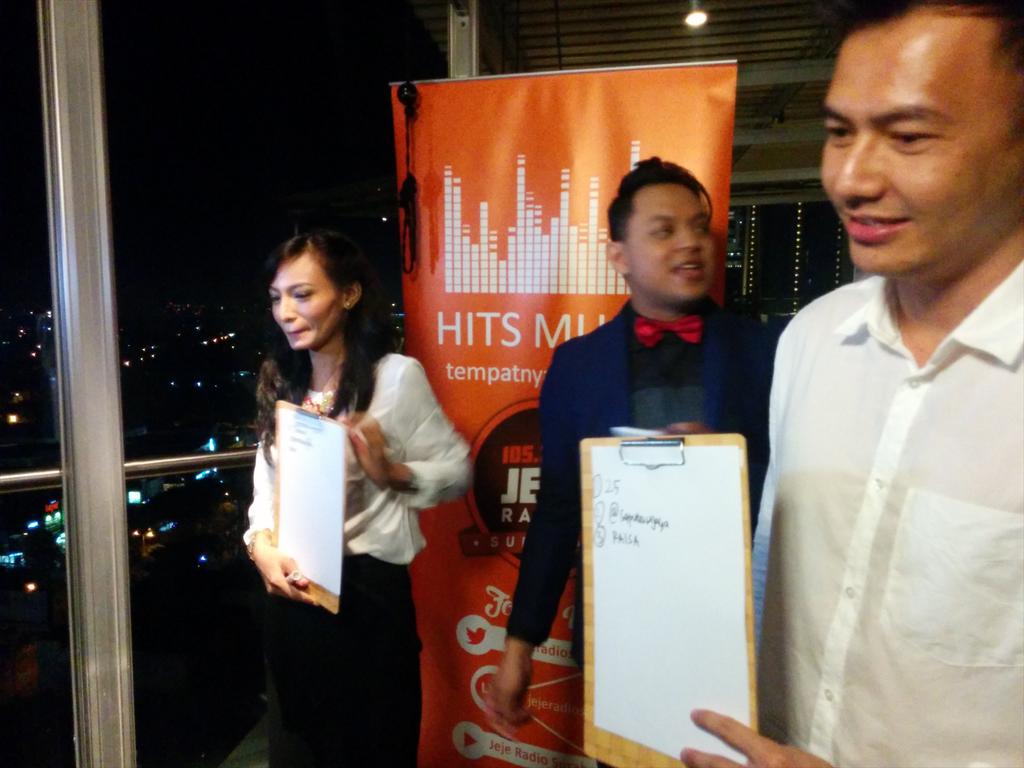 nblindonesia's tweet photo. Games kekompakan antar pasangan #ADateWithNBLPlayers @jejeradiosby @JavaParagon http://t.co/CRggmqicD5