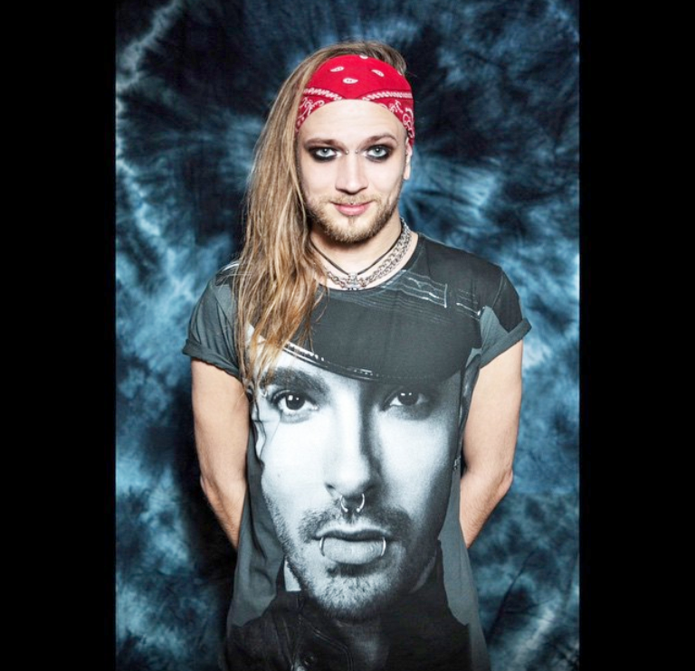 BillKaulitz_DE's tweet photo. hardbox_one IG: und alle wieder völlig am ausrasten... euch finde ich stark. ganz dolle 💪 #billkaulitz #axelone http://t.co/9yYjaWRDi6