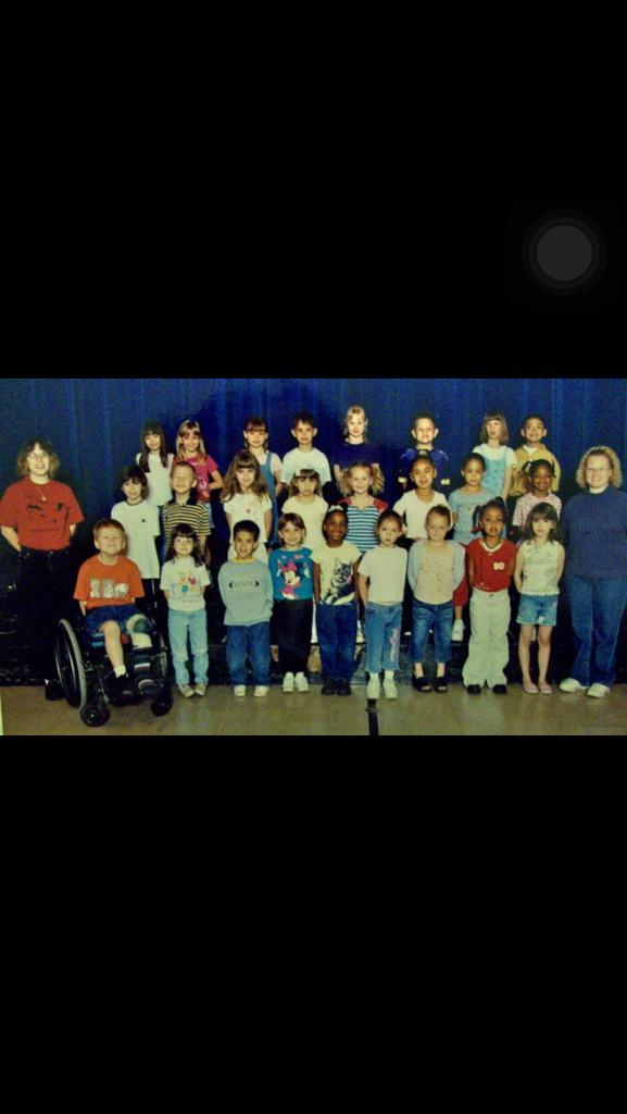 TheRealHoneyG's tweet photo. Omggg😂😂 kindergarden class photo! @ItsJustKylene @brittany_blankk @sofffieee @MikeDean2 @SarcasmSammie @simply_tay97 http://t.co/39PN2FVK26
