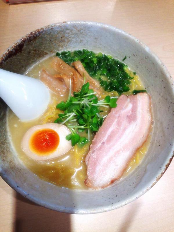 nidomimi's tweet photo. ラーメンの色を反転させると夜桜✨ https://t.co/qJLSCY2vR8