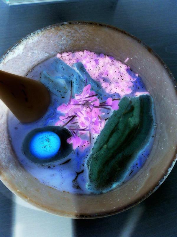 ラーメンの色を反転させると夜桜✨