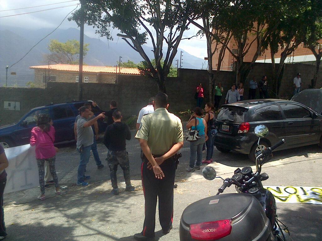 ciqg58m's tweet photo. @NelsonBocaranda  vecinos de parque Caiza rechazan invasiones calle Maturin http://t.co/NVbsdN3IdN
