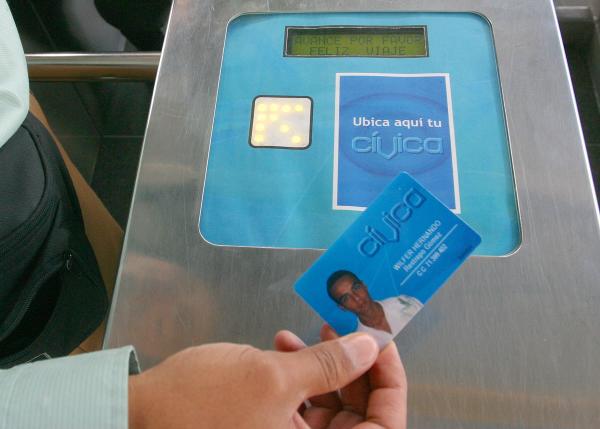 soymalala's tweet photo. El Metro dio por terminados los beneficios del perfil de estudiante en la tarjeta Cívica: http://t.co/BJRupdw9ZC http://t.co/lxgnnFhrtI