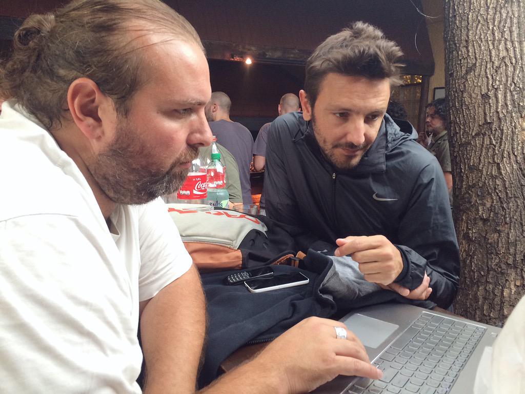 ntvgoficial's tweet photo. Y ahora un buen asado preparando #NTVGenVELEZx2 http://t.co/5XPwAYCczQ