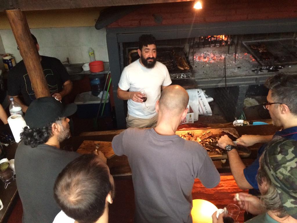 ntvgoficial's tweet photo. Y ahora un buen asado preparando #NTVGenVELEZx2 http://t.co/5XPwAYCczQ