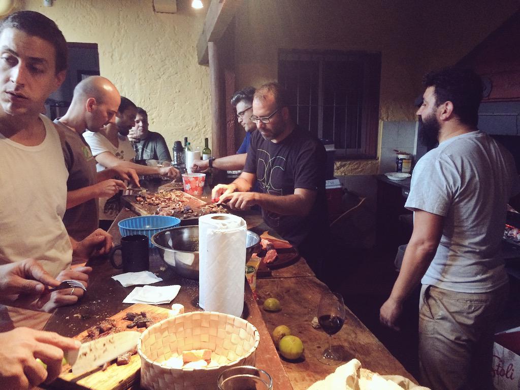 ntvgoficial's tweet photo. Y ahora un buen asado preparando #NTVGenVELEZx2 http://t.co/5XPwAYCczQ