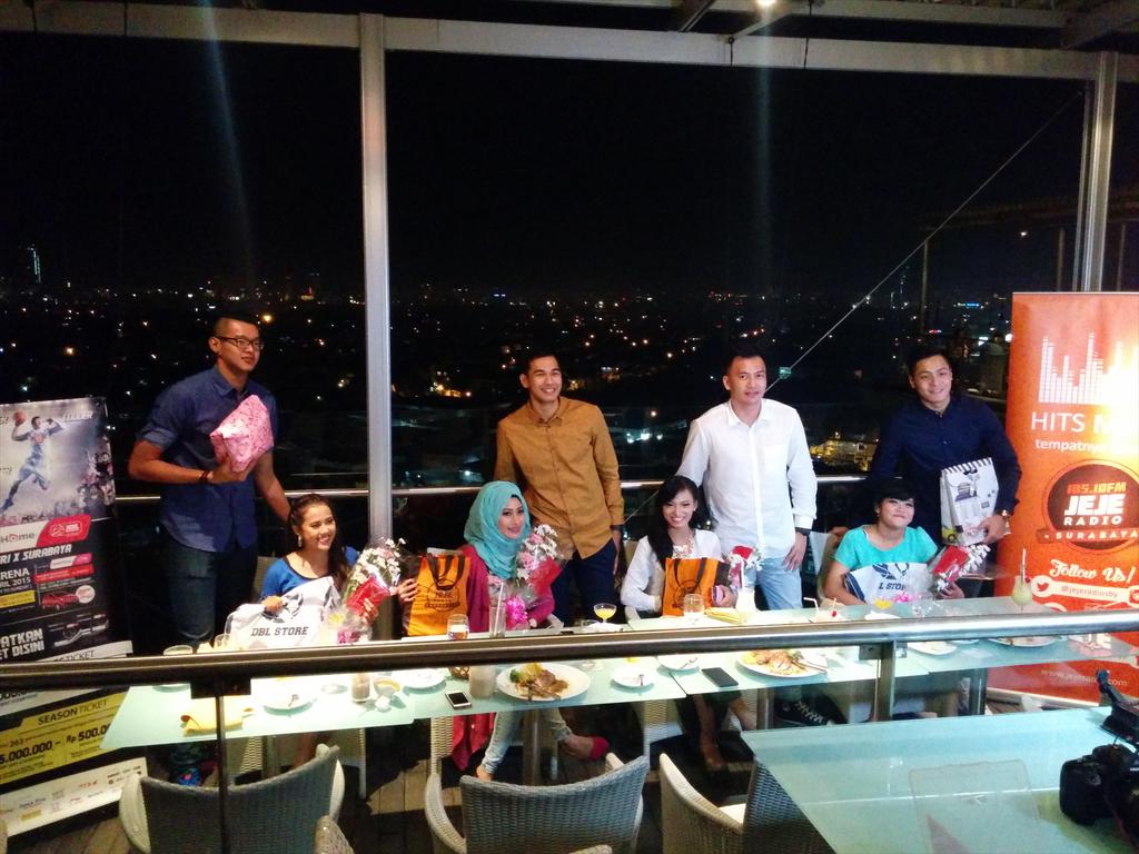 latipoo's tweet photo. Liat ini iriii bgt.. Huaaaaa #ADateWithNBLPlayers ka @Saputra_Wijaya charming bgt pke baju putih... @nblindonesia http://t.co/V2fewQ10C4