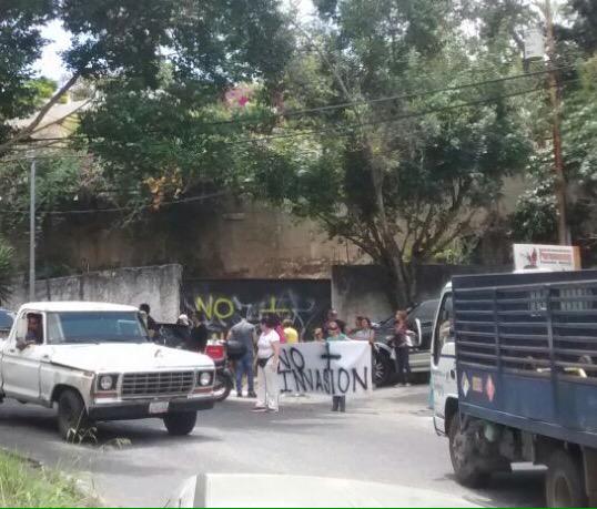 SoyParqueCaiza's tweet photo. 07/04 11:50 Vecinos se congregan y piden presencia de la comunidad #TerrenoVillaCaiza vía @fmasso http://t.co/vUKVNAg529