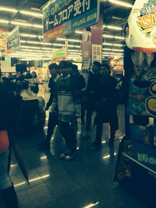 Bam2Mark's tweet photo. ในที่มืดๆสลัวๆ บางคู่เค้าก็ชอบทำตัวติดกันดีนะ 555555555 #MarkBam http://t.co/13ZgKK303e