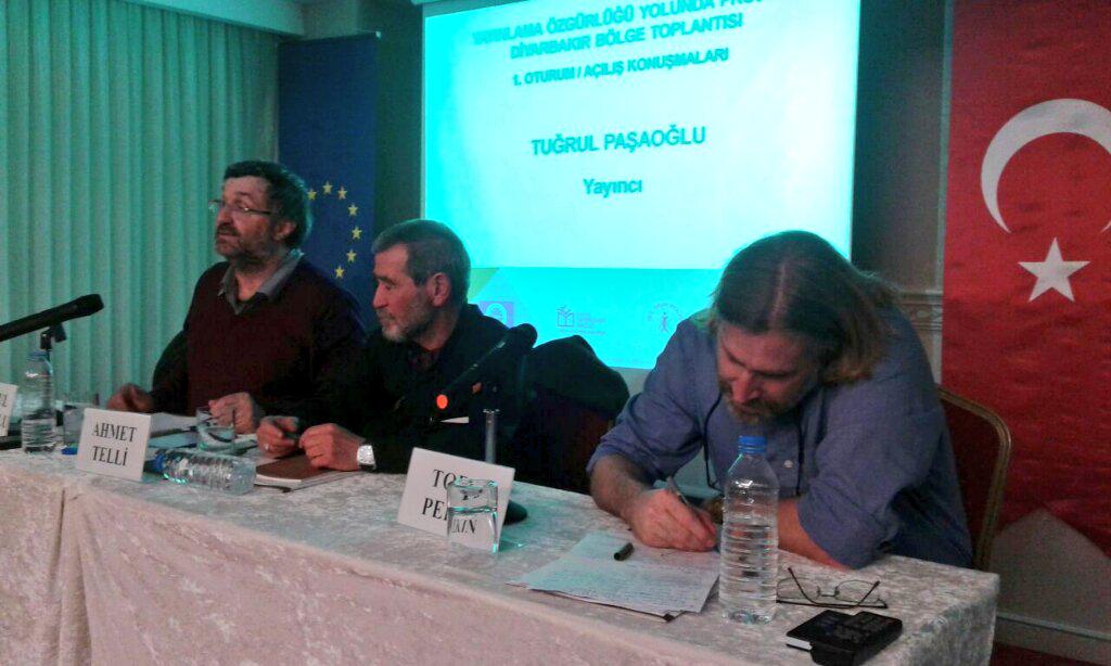 yayinaozgurluk's tweet photo. Yayınlama Özgürlüğü Yolunda Diyarbakır bölge toplantısında Ahmet Telli, Tugrul Paşaoğlu ve Tora Pekin konuşmacı. http://t.co/A01WRisLql