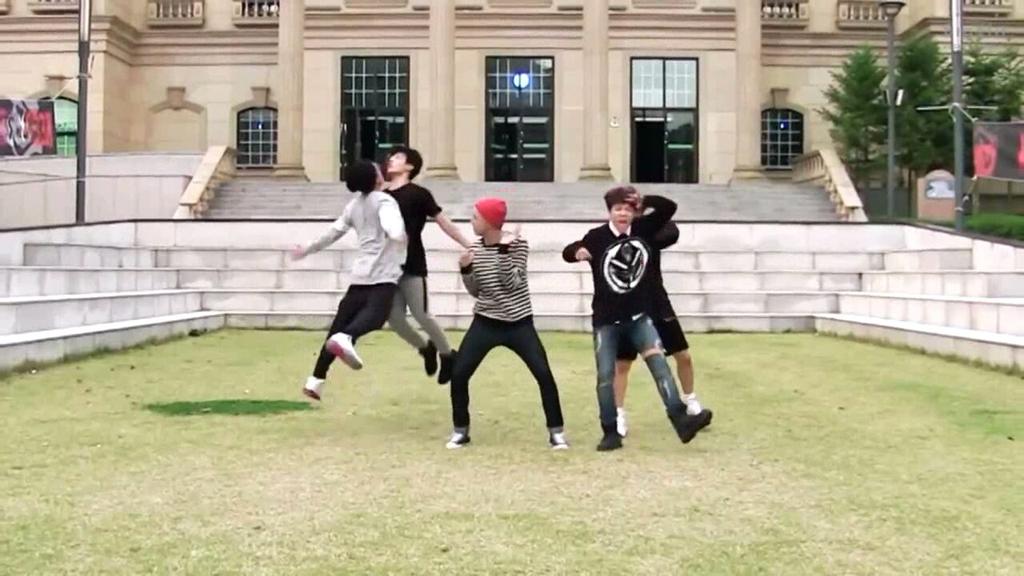DannaPoSh's tweet photo. Wasjwasjkjasjisk @BTS_twt #TheRedBulletInChile @franchan20 @skoolluvaffairr #JIMIN reacts to #VKook http://t.co/33yIu8yIAI