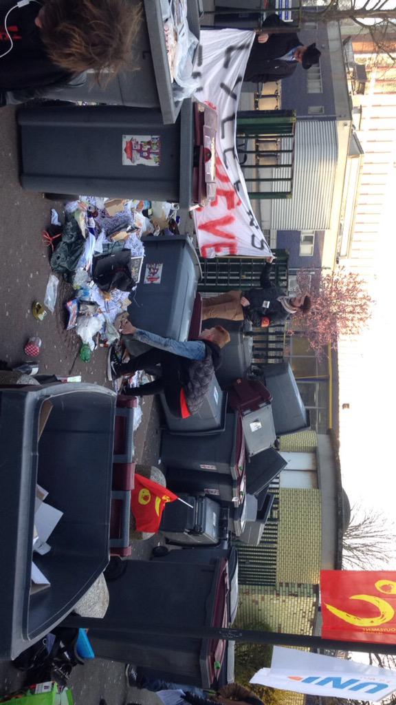 adayleplantiay's tweet photo. "@Incorectible: Bienvenue au lycee louis pasteur 👊 http://t.co/ZpRxhqWrNG" et 90% des personnes ne savaient pas pk elles étaient là