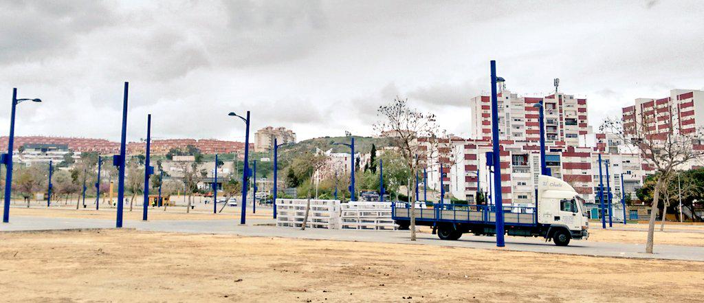 igorsin95's tweet photo. “@RaAlgeciras: Primeros indicios de la feria real de Algeciras. http://t.co/iU585Bd26p”