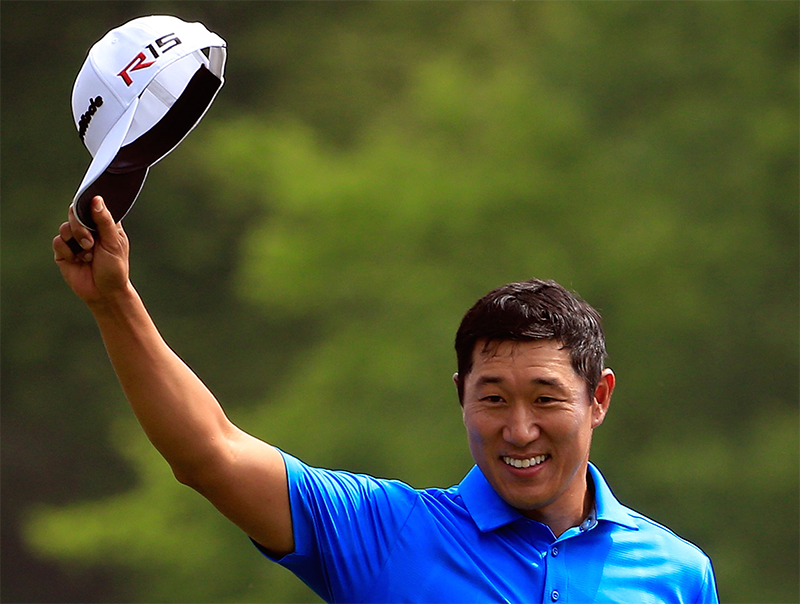 TaylorMadeGolf's tweet photo. James Hahn acknowledges the crowd's roar after acing no. 12 during today's practice round. #MadeforAugusta http://t.co/iov38KJ6r1