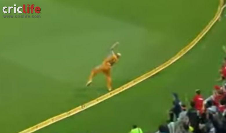 TheCriclife's tweet image. .@acvoges combines precision, athleticism and presence of mind
#ClassicCatch
bit.ly/1HMBQNS