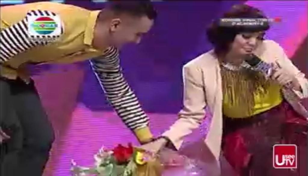 DulurRinaOFC's tweet photo. "@ImuetLovemira33: Aheeeee Chieee chieee @Rina_Nose #rinanose ada kejutn dri 💑 @FSyahbal  te te tett @RinaNoseFans http://t.co/Z9BpJrSlU5"